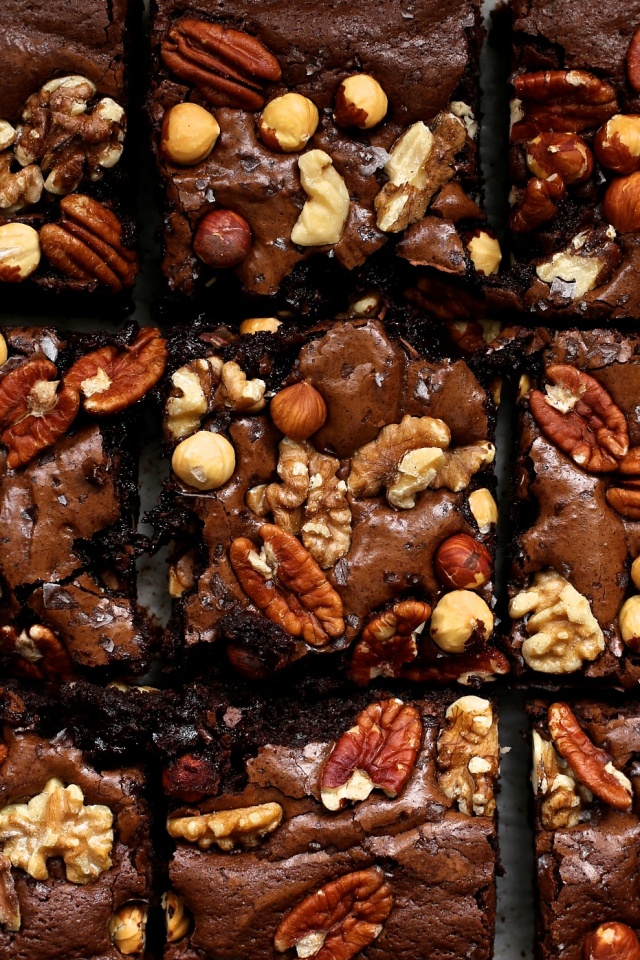 Extra-Nutty-Dark-Chocolate-Brownies-7-e1424831951679